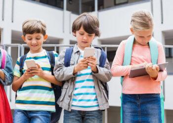 В Украине хотят запретить школьникам пользоваться смартфонами и планшетами