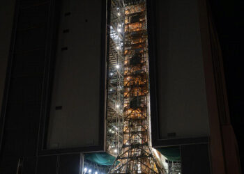 5 тыс. тонн со скоростью 1,6 км/ч. NASA вывезет ракету SLS миссии Artemis II на стартовую площадку раньше срока