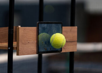 Из пушки по планшету: планшет Honor Pad X8b обстреляли теннисными мячами