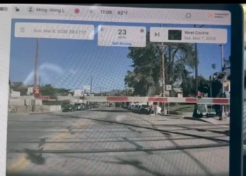 Tesla на “автопилоте” FSD протаранила шлагбаум железнодорожного переезда