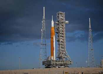 NASA доставило на стартовую площадку гигантскую ракету SLS и космический корабль Orion для лунной миссии, намеченной на 1 апреля