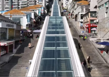 Богиня Ушань: в Китае открылся самый длинный эскалатор в мире