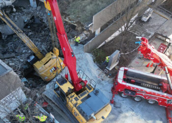 Самый большой эвакуатор в мире вытащил из ямы 67-тонный экскаватор