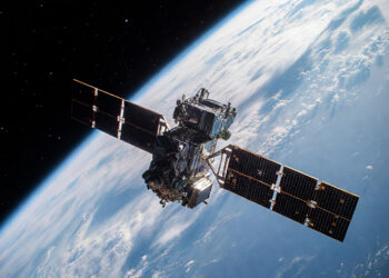 В Европе прошел проверку принципиально новый двигатель для спутников, которому не требуется топливо — он будет работать на частицах атмосферы