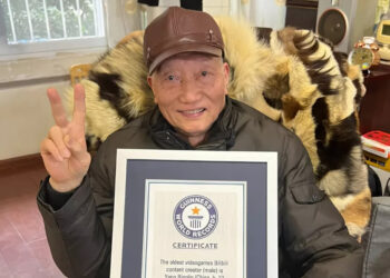 Блокнот, смекалка и опыт: 91-летний геймер прошел Resident Evil Requiem самым «олдскульным» способом