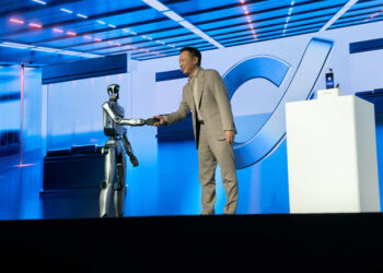 Лунная походка на шарнирах, ИИ и эмпатия с железным лицом: представлен первый человекоподобный робот Honor