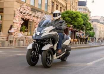 Yamaha представила первый в мире скутер с подушкой безопасности