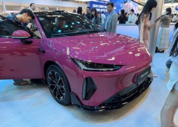 В Китае начали принимать заказы на купеобразный седан Chery Fulwin A9 — он может быть и гибридом, и чистым электромобилем