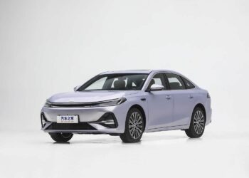 Большой 5-метровый седан за 90 тыс. юаней (1,0 млн рублей). В Китае на рынок вышли Geely Galaxy A7 EV и Galaxy A7 EM