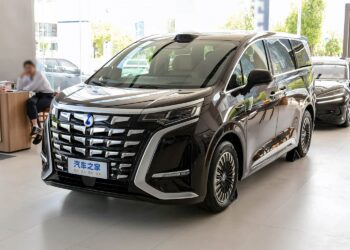 В два раза дешевле Toyota Alphard, 333 л.с., полный привод, 10 экранов и оснащение не хуже, чем у Lexus. Представлен новый BYD Denza D9