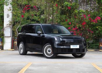 Lynk & Co 900 уже стал хитом в России, а в Китае вышла новая версия кроссовера: 5 мест, 734 л.с., полный привод и 1363 км на баке бензина