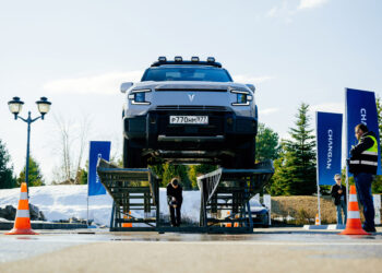 Выглядит как суровый джип, а разгоняется за 6,3 секунды: знакомимся с новым гибридом Deepal G318