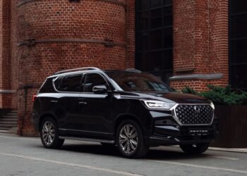 7-местный корейский внедорожник с гарантией 5 лет, японским «автоматом», 3-зонным климат-контролем и памятью зеркал — 5,89 млн рублей. В России появилась новая версия KGM Rexton