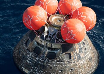 Прямой эфир с приводнения астронавтов миссии Artemis II после исторического полёта к Луне