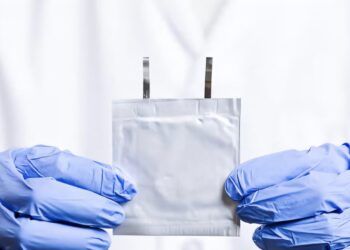 Новая цинк-ионная батарея с кевларом, созданная в США, может стать альтернативой литий-ионным батареям