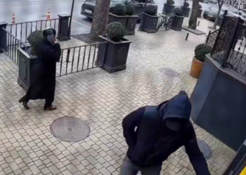 “Пришел, увидел, потащил”: в сети завирусился самый наглый вор PS5