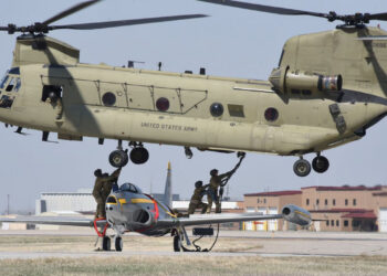Основной транспортный вертолет Армии США CH-47F «Chinook» совершил свою первую беспилотную посадку