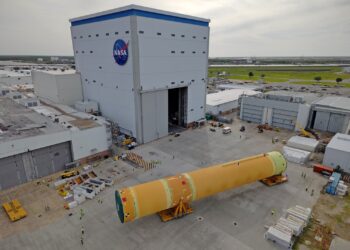 NASA перевезло центральную ступень ракеты SLS для миссии Artemis III во Флориду