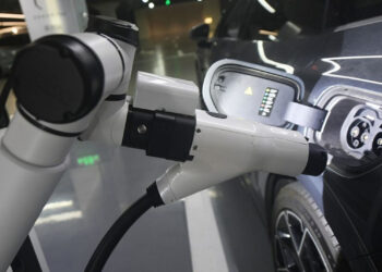 Робот BYD будет одновременно подкачивать шины и заряжать АКБ электромобилей