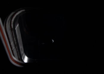 Земли уже практически не видно. NASA опубликовало новое фото с космического корабля Orion, который подлетает к Луне