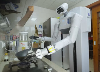 Первый в мире робот-домохозяйка приступил к работе