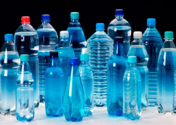 В МГУ выяснили, что вода в пластиковой таре почти не содержит микропластик