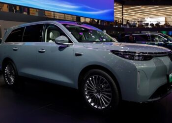 Заменитель Toyota Grand Highlander с официальной гарантией и в два раза мощнее: большой семейный кроссовер Wey V9X протестировали морозом перед выходом в России