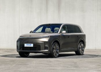 Li Auto основательно обновила свой флагманский кроссовер: Li Auto L9 Livis сможет проезжать 1650 км на баке бензина, а расход — всего 6,3 л/100 км