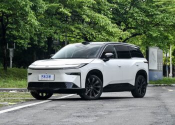 Новый кроссовер Toyota с мотором 204 л.с. — всего за 95 тыс. юаней (1 млн рублей). Стартовали продажи Toyota bZ3X 2026