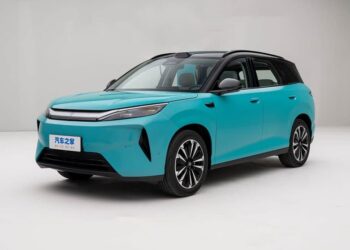 Зарядка на 87% за 9 минут, 326 л.с., новая платформа и лидар — всего 150 тыс. юаней (1,6 млн рублей). Представлен кроссовер BYD Yuan Plus третьего поколения