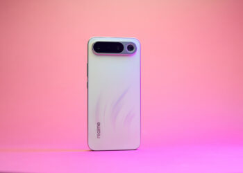 Зачем смартфону зеркало на задней крышке? Обзор realme 16 5G