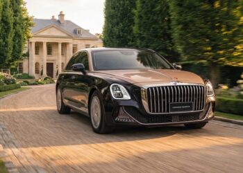 Люксовая замена Audi A8 Horch и Mercedes-Maybach S-Class. Hongqi  Guoya получит в России моторы V6 и V8, а также массу экранов и премиум-акустику