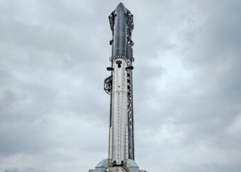 Starship V3 впервые собрали на стартовой площадке: ракета нового поколения от SpaceX готова к первому старту