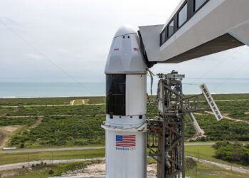 SpaceX запускает трёхтонную посылку к МКС: ракета Falcon 9 с кораблём Dragon уже на стартовой площадке
