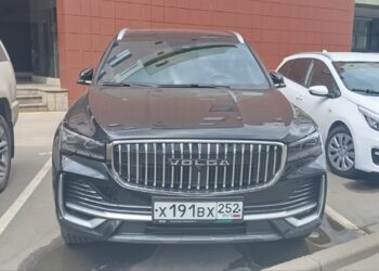 Geely Monjaro с логотипом Volga: «живой» прототип Volga K50 засняли в Москве — кроссовер получит три экрана на передней панели, полный привод и 2,0-литровый мотор
