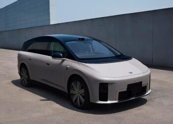 Это новый флагманский кроссовер Li Auto: Li Auto i9 показали на живых фото, у него будет полный привод и 544 л.с.