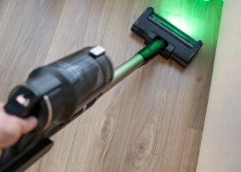 Убирает вплотную к стенам и сам настраивает мощность: обзор Trouver D70 Detect