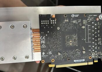 Владелец RTX 4060 прикрутил к видеокарте алюминиевый радиатор весом 2,5 кг и добился пассивного охлаждения