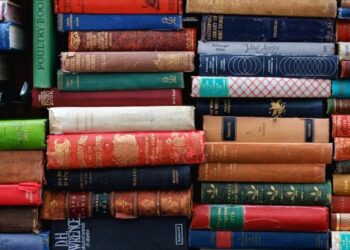 ИИ-компании скупают миллионы книг и уничтожают их ради обучения нейросетей
