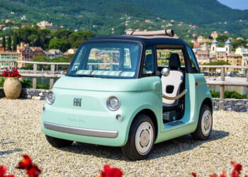 Очаровательный микрокар Fiat Topolino выходит на дороги