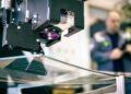 При выпуске остекления Superjet-100 и МС-21 начали использовать российский робот-лазер
