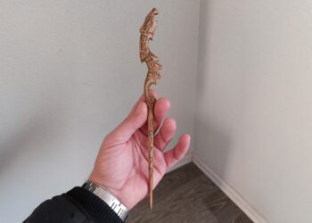 Фанат Skyrim сделал для своей жены заколку в виде посоха драконьего жреца и собрал очередь желающих сделать заказ