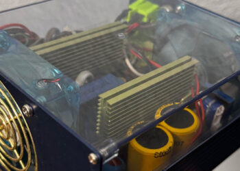 Победитель аукциона складских боксов нашёл ПК на Pentium 4 с прозрачным блоком питания, светящимся в ультрафиолете
