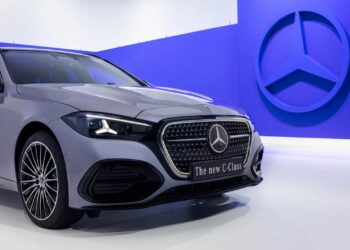 Mercedes мощно прокачала бензиновый C-Class: встроенные ChatGPT и Gemini, полноуправляемое шасси, проекция как у S-Class и фары с микро-светодиодами