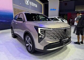 Changan представила кроссовер за 80 тыс. юаней (1 млн рублей) с мощностью 245 л.с., расходом 3,89 л/100 км и запасом хода 1500 км