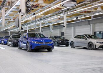 BMW уже не будет прежней: компания запустила в серийное производство новейший электроседан BMW i3 — он проезжает более 900 км на одной зарядке