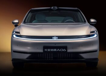 Китайский гибрид Changan Qiyuan A06 неожиданно стал хитом в России: 175 машин встало на учет всего за месяц