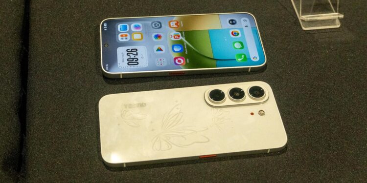 Безрамочный смартфон Tecno показали спереди и сзади. Пока что это концепт